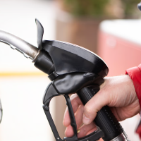 El Gobierno plantea bajar el IVA de los carburantes al 10 %