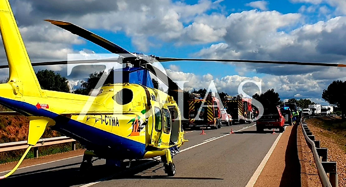 Grave choque frontal entre una ambulancia y un turismo en Badajoz
