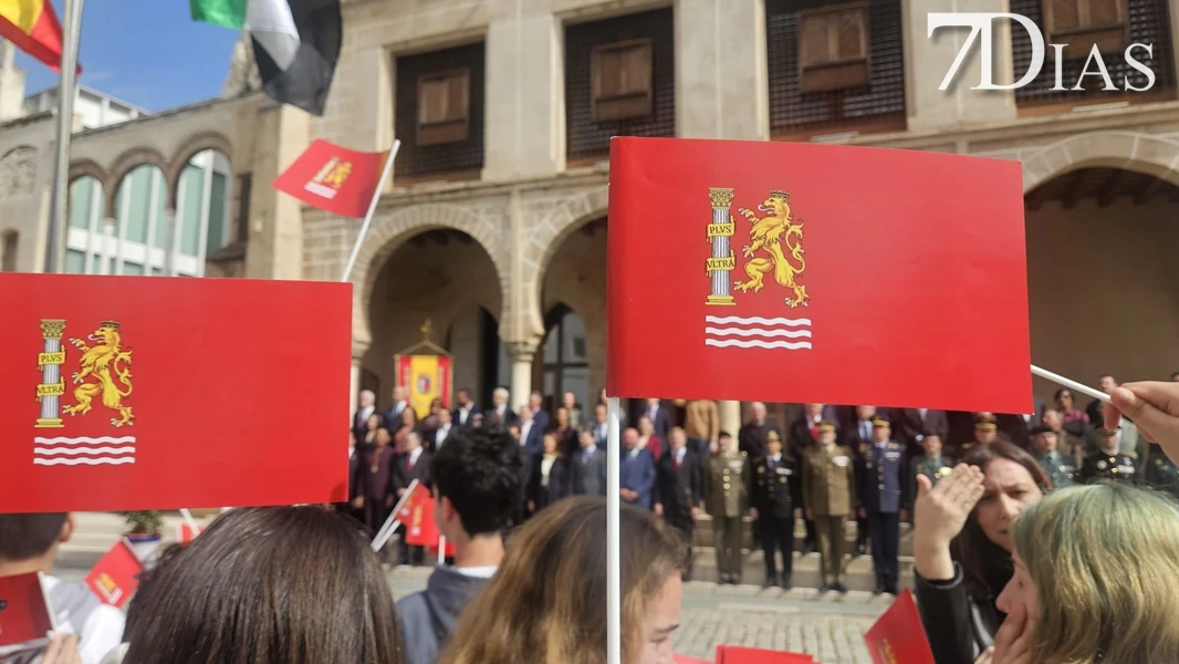 Inauguran una nueva estatua por el Día de Badajoz: