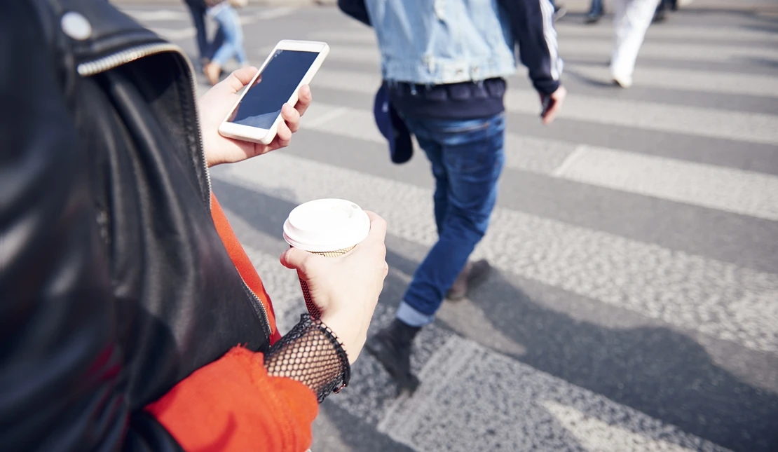 La DGT envía un SMS: habrá sanciones a los peatones que crucen la calle mirando el teléfono