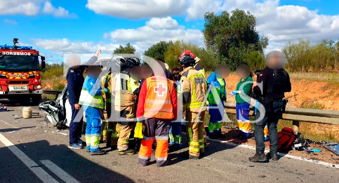 Grave choque frontal entre una ambulancia y un turismo en Badajoz