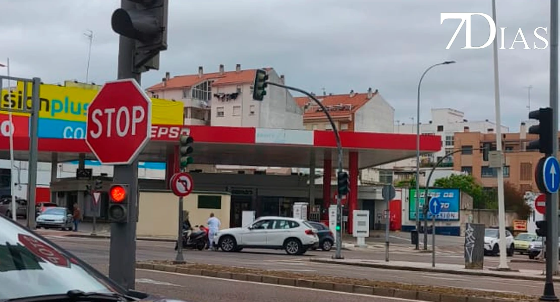 Un motorista cae al suelo tras accidentarse con su moto en Badajoz