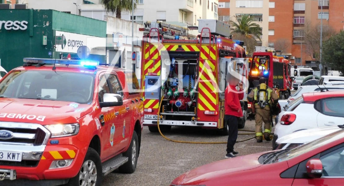 Amplio dispositivo por un incendio en un local de Valdepasillas