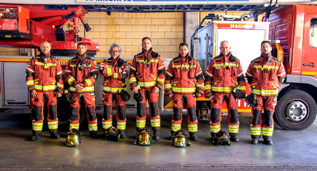 El Cuerpo de Bomberos de Badajoz estrena nuevos trajes para las intervenciones en incendios