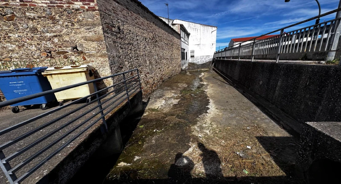 La Diputación de Cáceres limpia cauces para evitar desbordamientos en el futuro