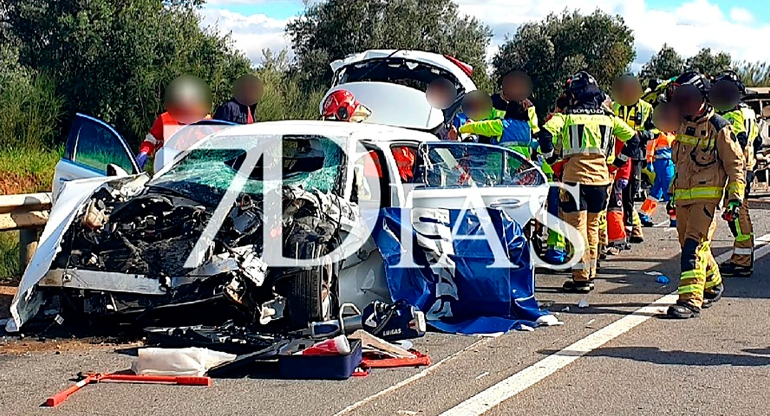 Grave choque frontal entre una ambulancia y un turismo en Badajoz