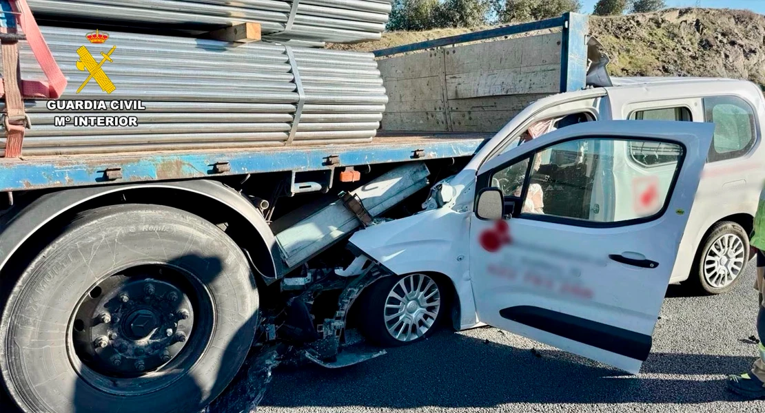 Una colisión entre un turismo y un camión se salda con un herido grave en Plasencia
