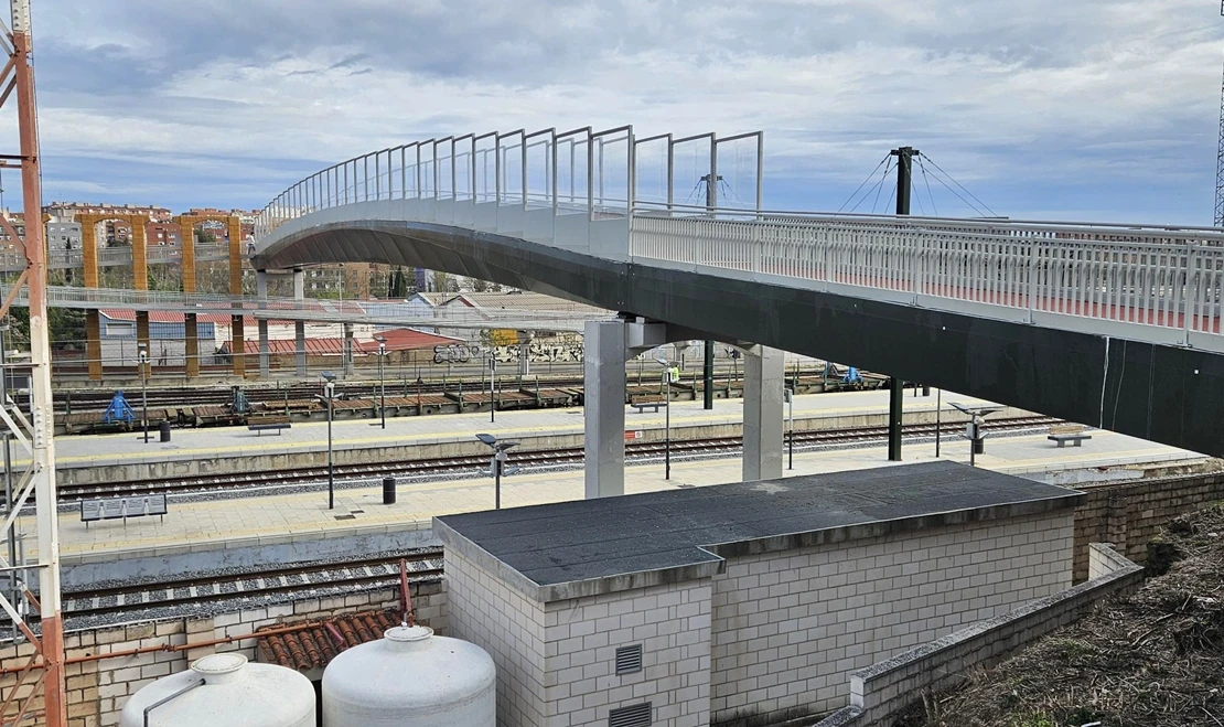 Mérida inaugura una pasarela ciclopeatonal sobre las vías de la estación de tren