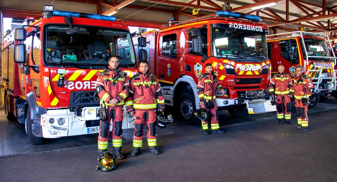 El Cuerpo de Bomberos de Badajoz estrena nuevos trajes para las intervenciones en incendios