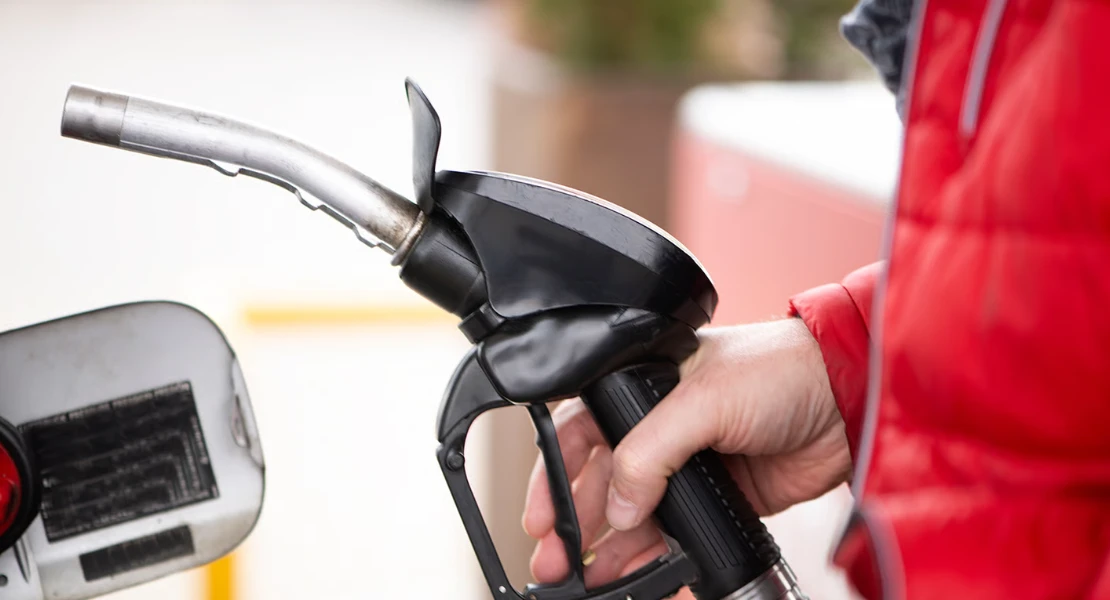 El Gobierno plantea bajar el IVA de los carburantes al 10 % y recortar impuestos en la electricidad