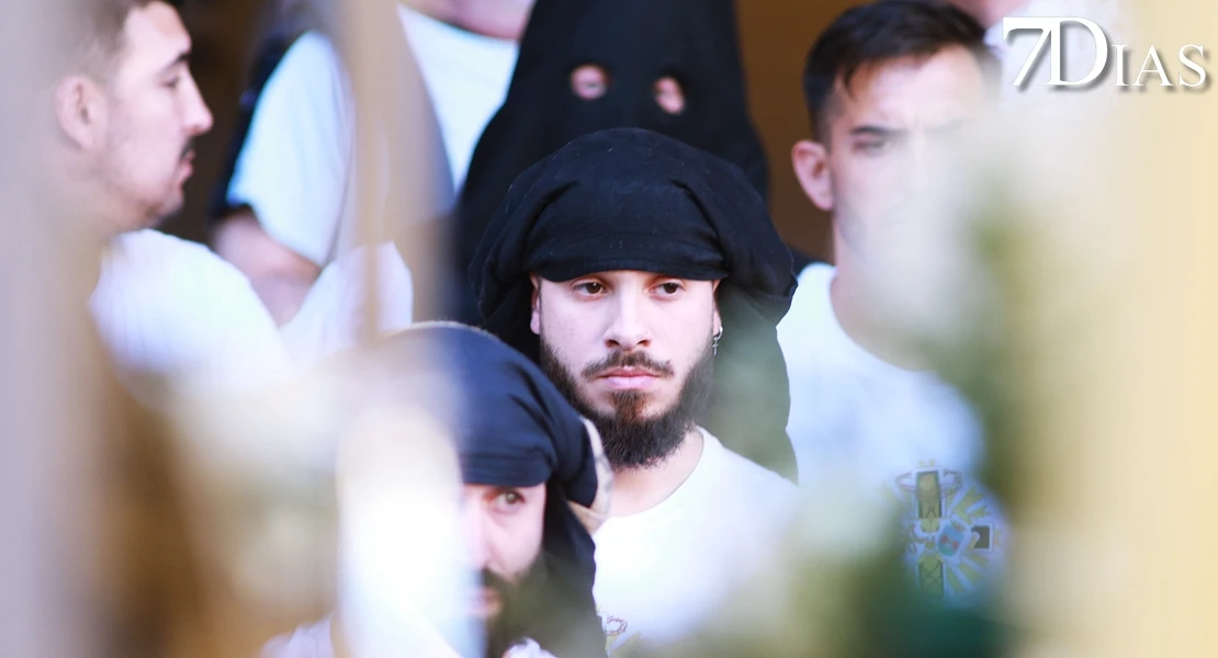 Las mejores imágenes de la salida de la Virgen de la Soledad de Badajoz