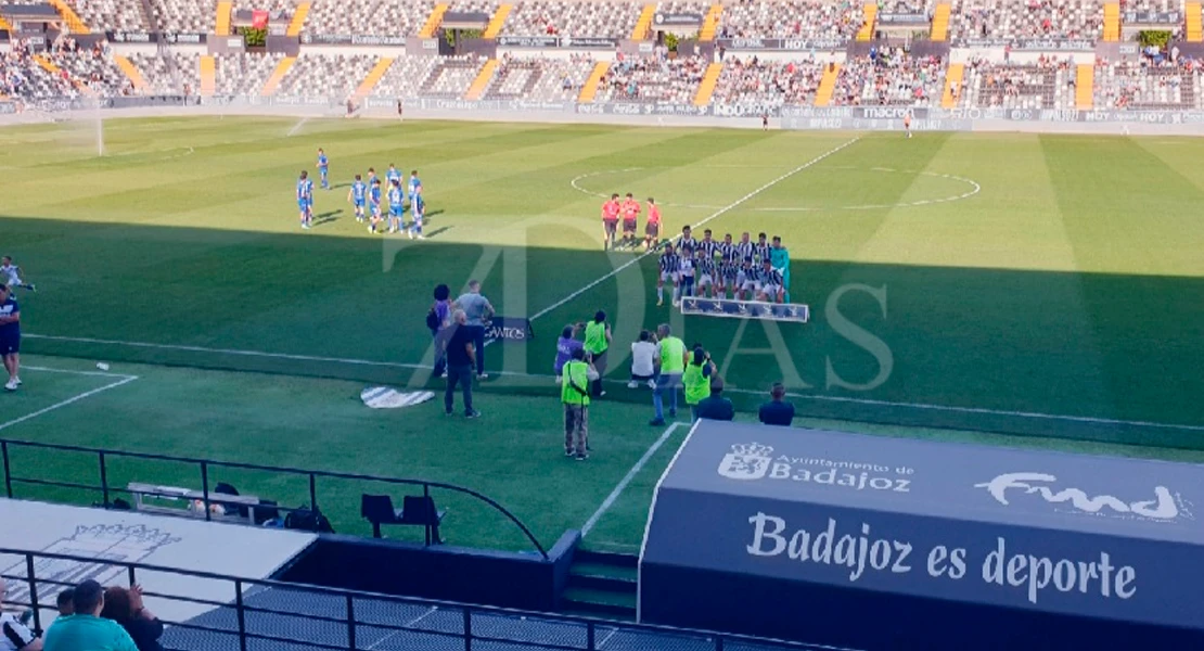 El Badajoz golea y se pone a dos del líder