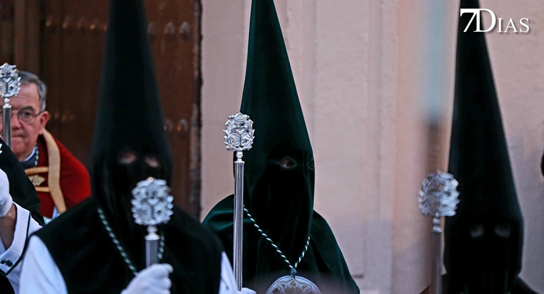 Los mejores planos de la procesión del miércoles en Badajoz: el Descendimiento y la Esperanza