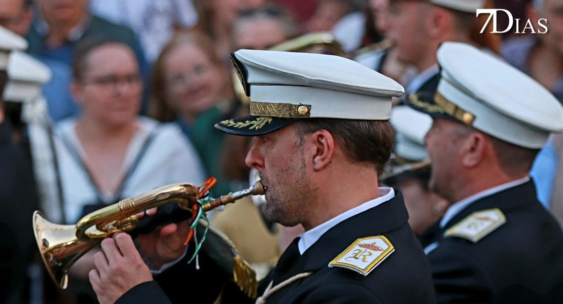 Los mejores planos de la procesión del miércoles en Badajoz: el Descendimiento y la Esperanza