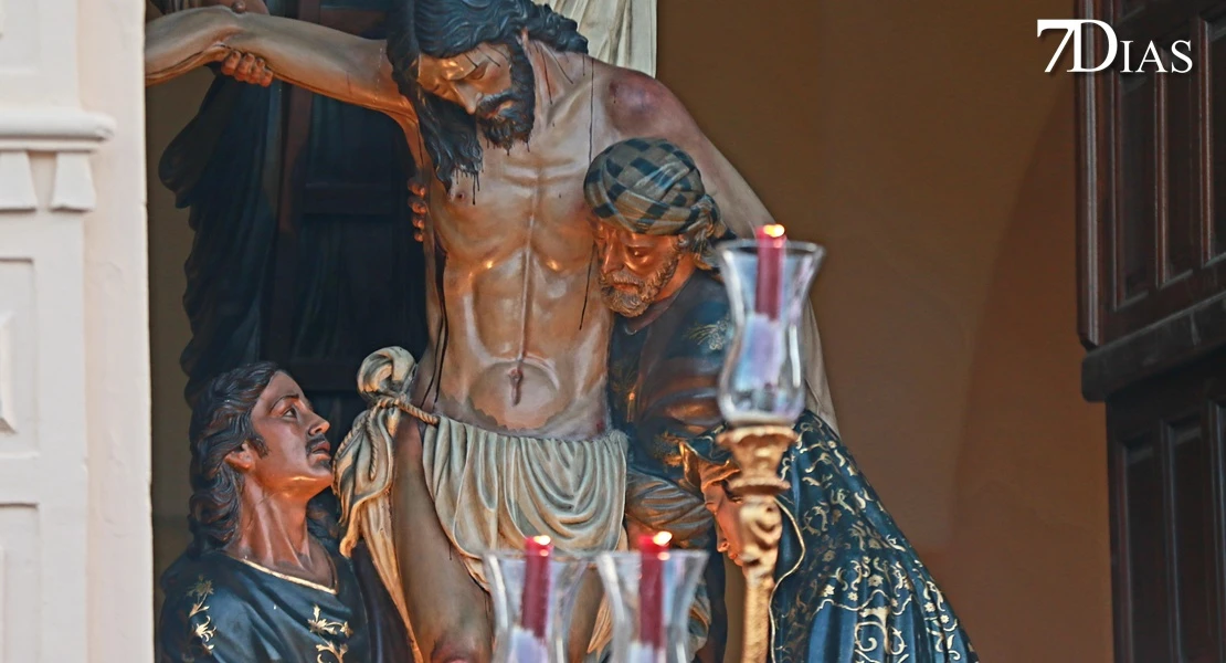 Los mejores planos de la procesión del miércoles en Badajoz: el Descendimiento y la Esperanza