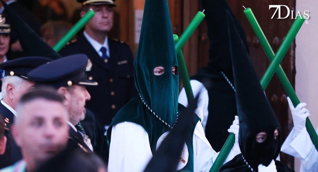 Los mejores planos de la procesión del miércoles en Badajoz: el Descendimiento y la Esperanza