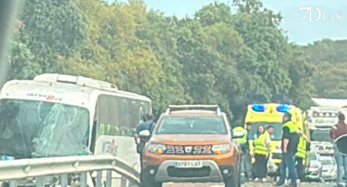Una veintena de personas implicadas en el choque entre un autobús y un coche cerca de Barcarrota