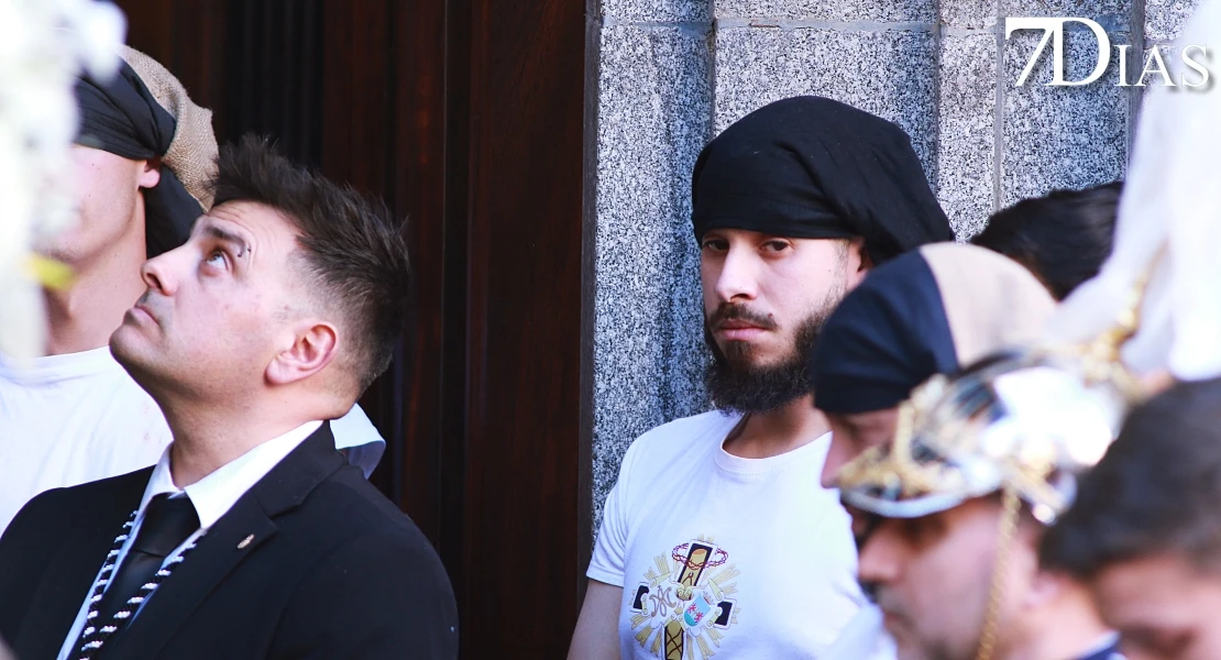 Las mejores imágenes de la salida de la Virgen de la Soledad de Badajoz