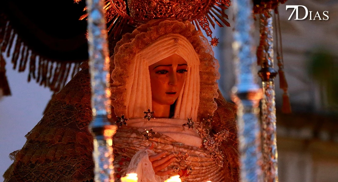 Los mejores planos de la procesión del miércoles en Badajoz: el Descendimiento y la Esperanza