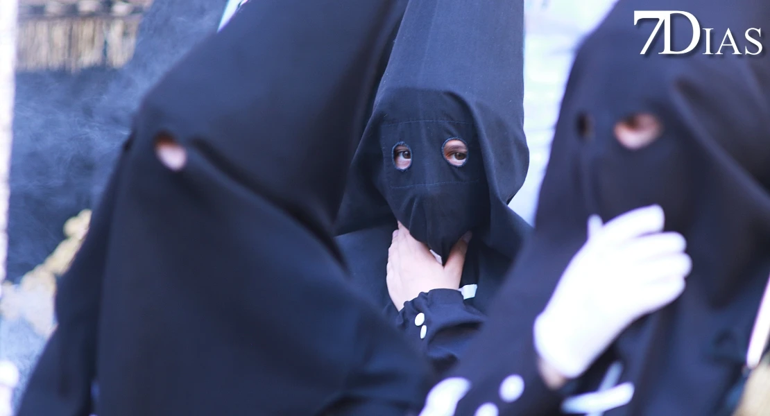 Las mejores imágenes de la salida de la Virgen de la Soledad de Badajoz