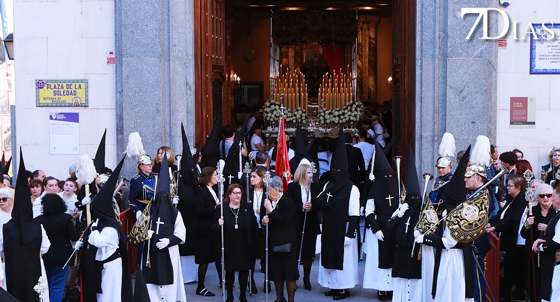 Las mejores imágenes de la salida de la Virgen de la Soledad de Badajoz
