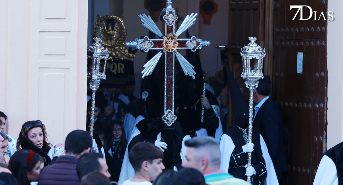 Los mejores planos de la procesión del miércoles en Badajoz: el Descendimiento y la Esperanza