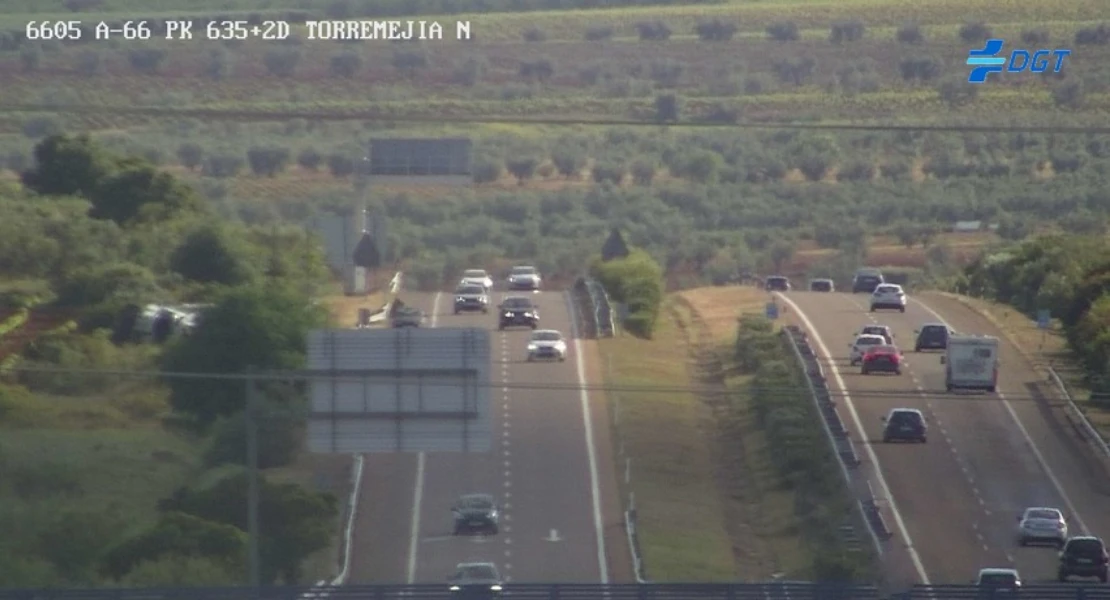 Herido un camionero tras volcar su vehículo en la autovía en la provincia de Badajoz