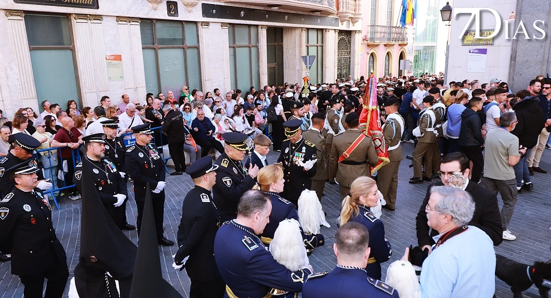 Las mejores imágenes de la salida de la Virgen de la Soledad de Badajoz