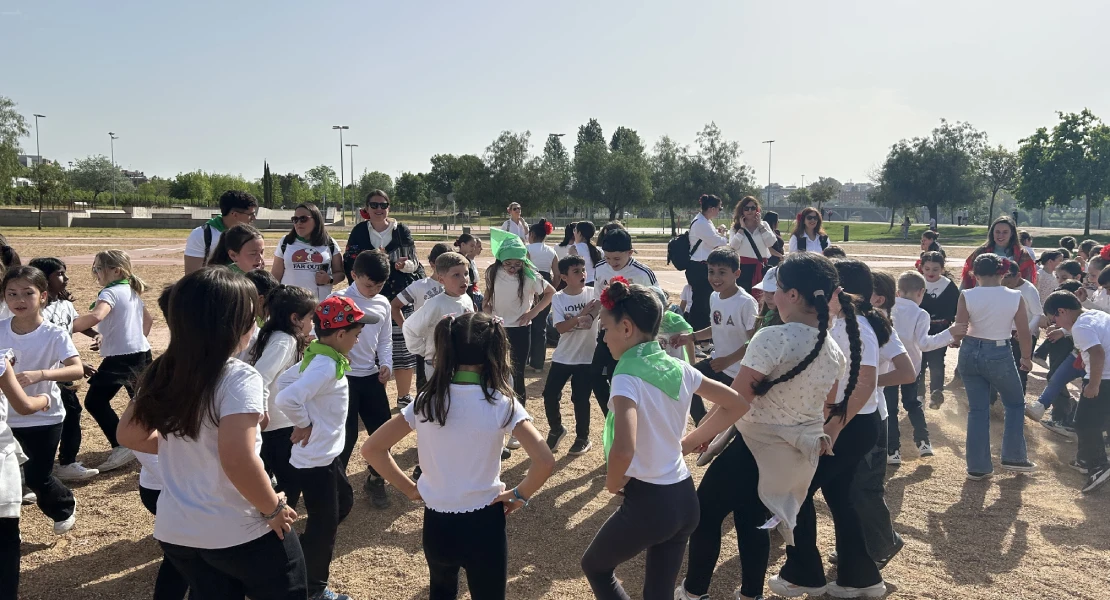 Cerca de 2.000 alumnos llenan Badajoz de folklore extremeño