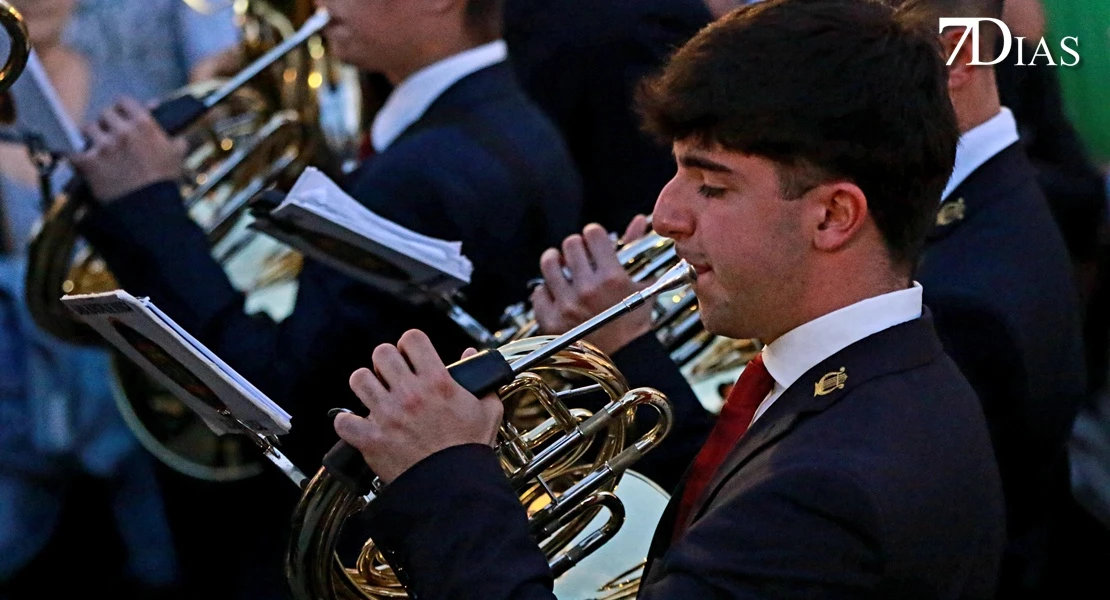 Los mejores planos de la procesión del miércoles en Badajoz: el Descendimiento y la Esperanza