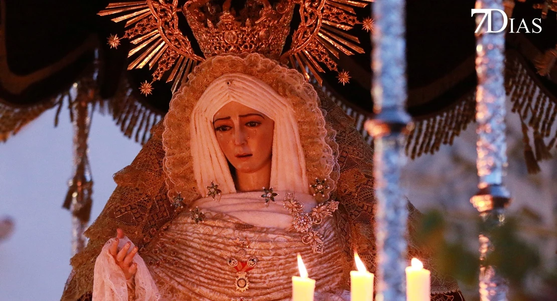 Los mejores planos de la procesión del miércoles en Badajoz: el Descendimiento y la Esperanza