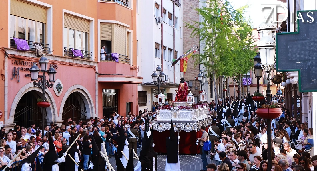 Las mejores imágenes de la salida de la Virgen de la Soledad de Badajoz