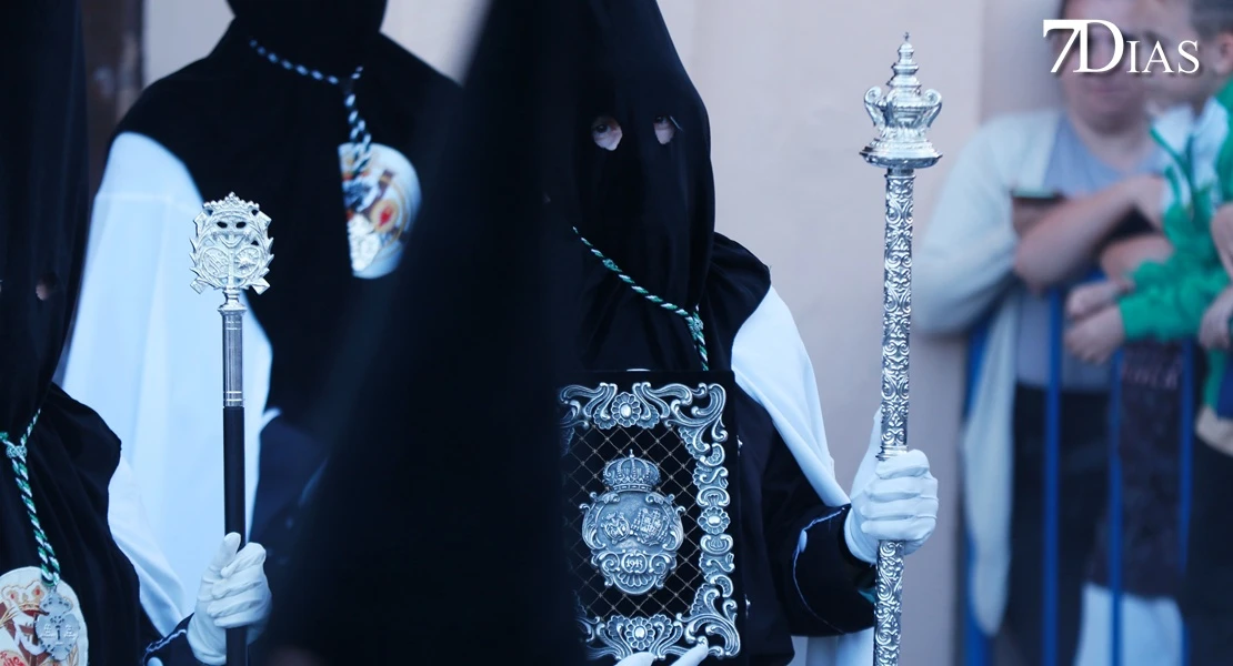 Los mejores planos de la procesión del miércoles en Badajoz: el Descendimiento y la Esperanza