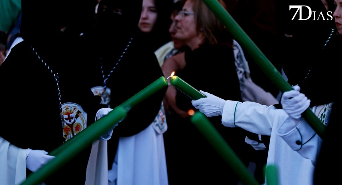 Los mejores planos de la procesión del miércoles en Badajoz: el Descendimiento y la Esperanza