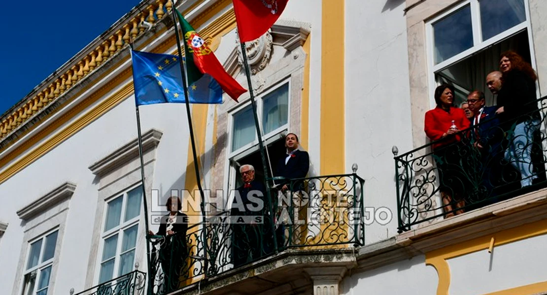 Los vecinos portugueses conmemoran la Revolución de los Claveles: celebración en Elvas