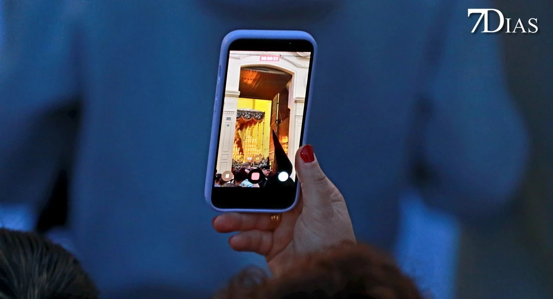 Los mejores planos de la procesión del miércoles en Badajoz: el Descendimiento y la Esperanza