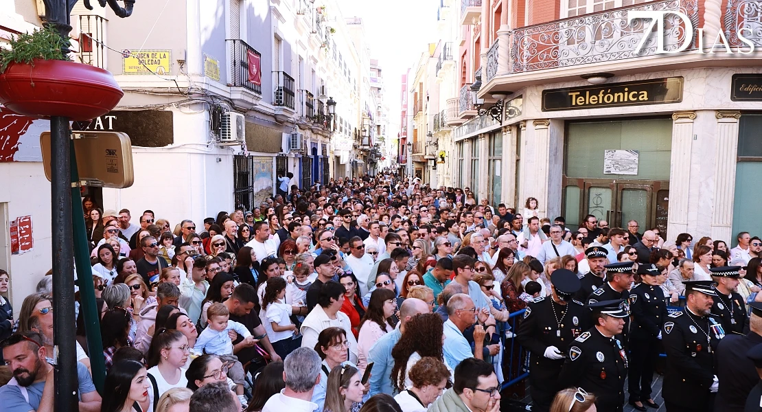 Las mejores imágenes de la salida de la Virgen de la Soledad de Badajoz