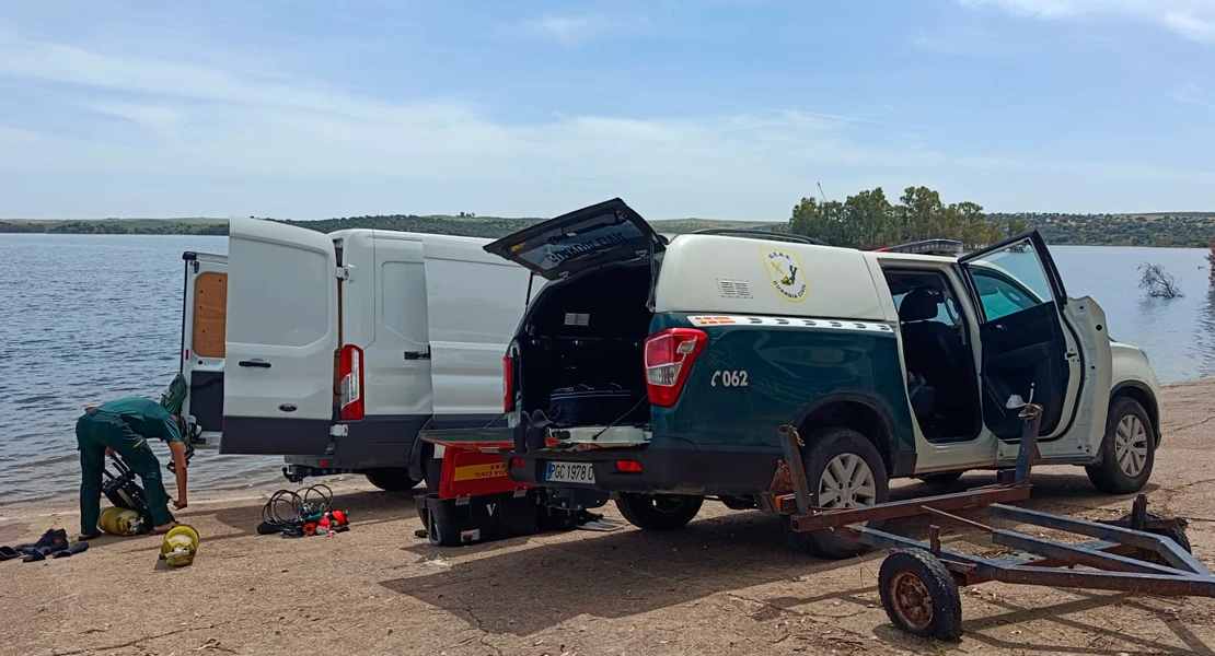 El embalse de Orellana acoge las prácticas conjuntas de buceo entre la Guardia Real y la Guardia Civil