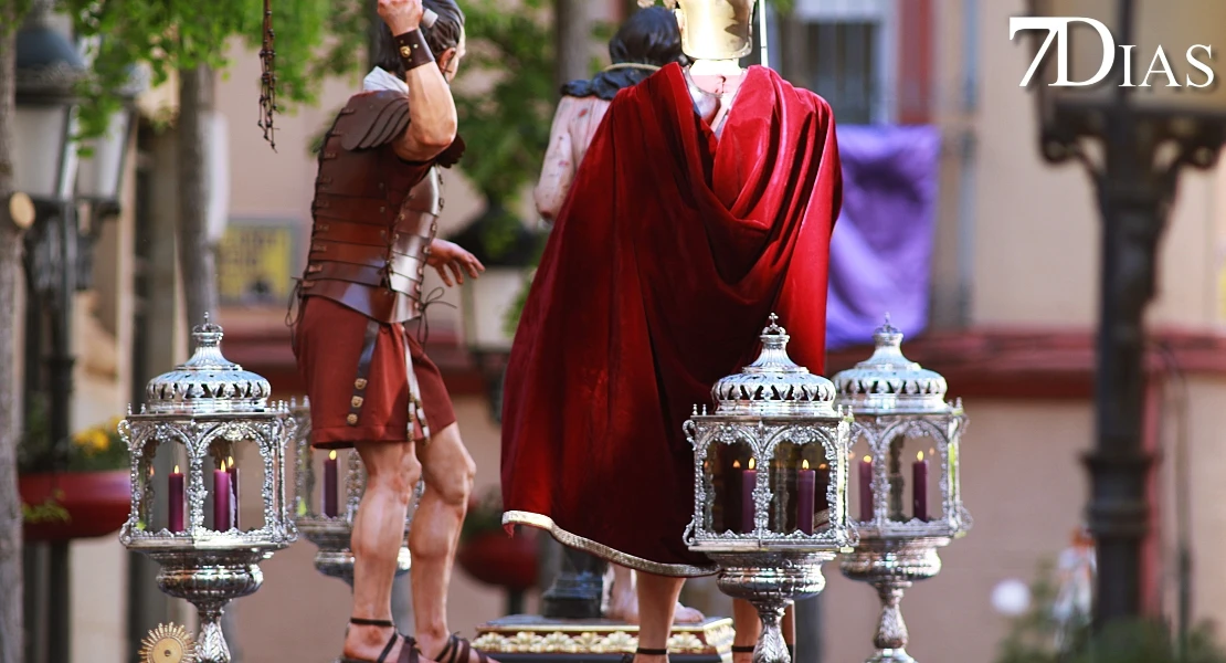 Las mejores imágenes de la salida de la Virgen de la Soledad de Badajoz