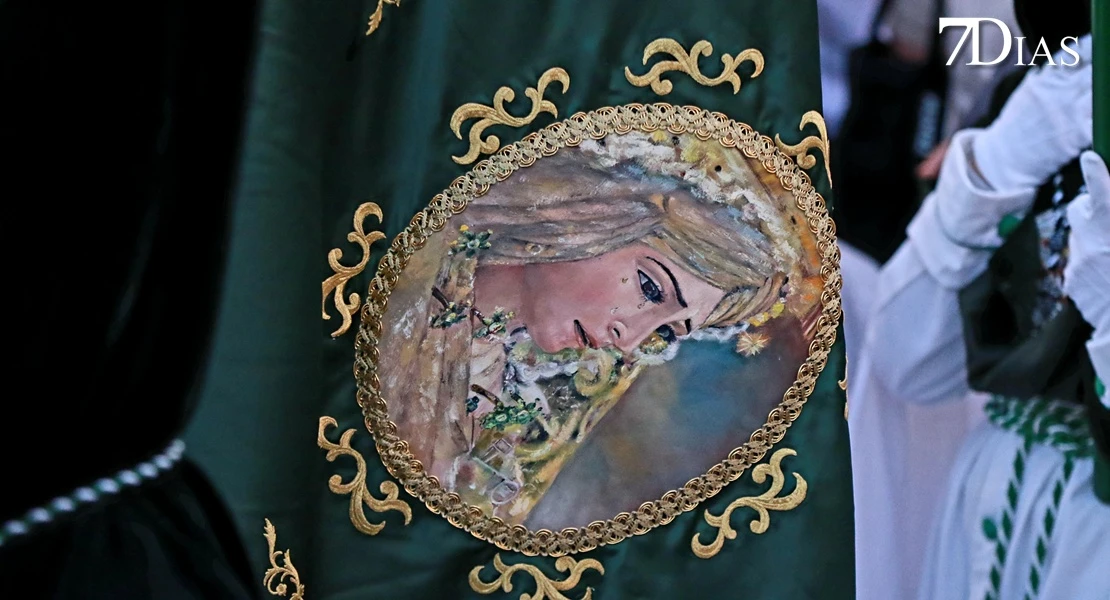 Los mejores planos de la procesión del miércoles en Badajoz: el Descendimiento y la Esperanza