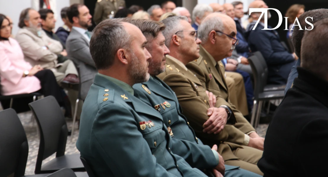 El Hospital Centro Vivo inaugura una exposición sobre la permanente adaptación de las FF.AA.