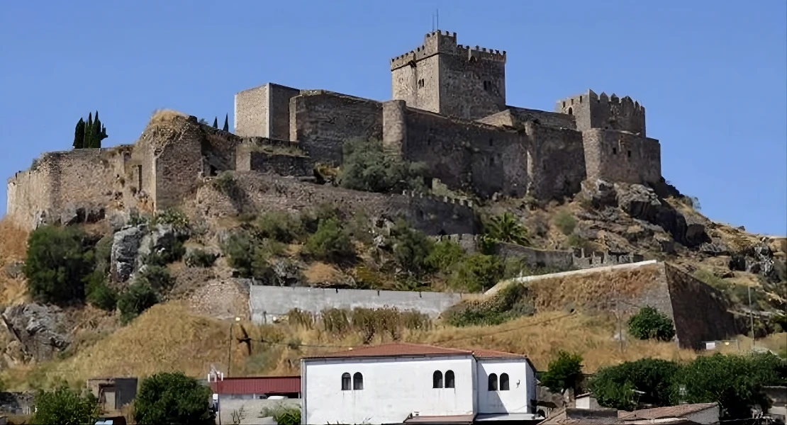 Alburquerque recibe con optimismo el proyecto para recuperar su castillo, pero exigen rigor y respeto