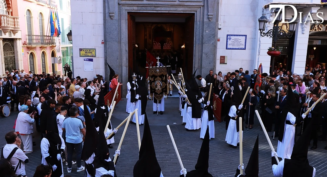 Las mejores imágenes de la salida de la Virgen de la Soledad de Badajoz