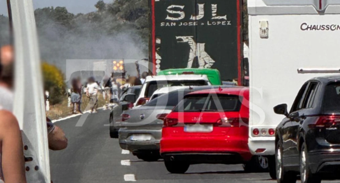 El incendio de un camión provoca un gran atasco en la A-66