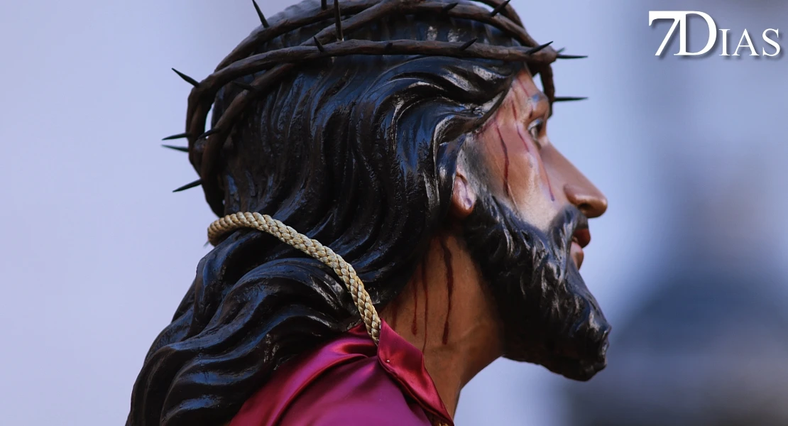 Las mejores imágenes de la salida de la Virgen de la Soledad de Badajoz