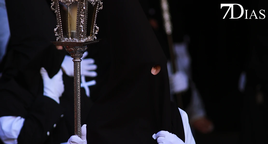 Las mejores imágenes de la salida de la Virgen de la Soledad de Badajoz