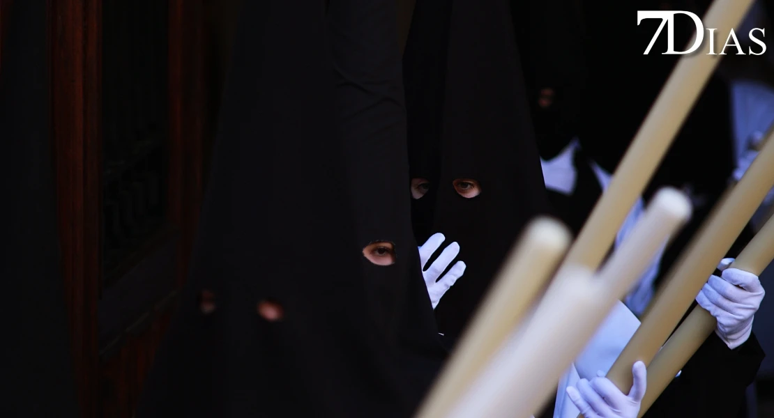 Las mejores imágenes de la salida de la Virgen de la Soledad de Badajoz