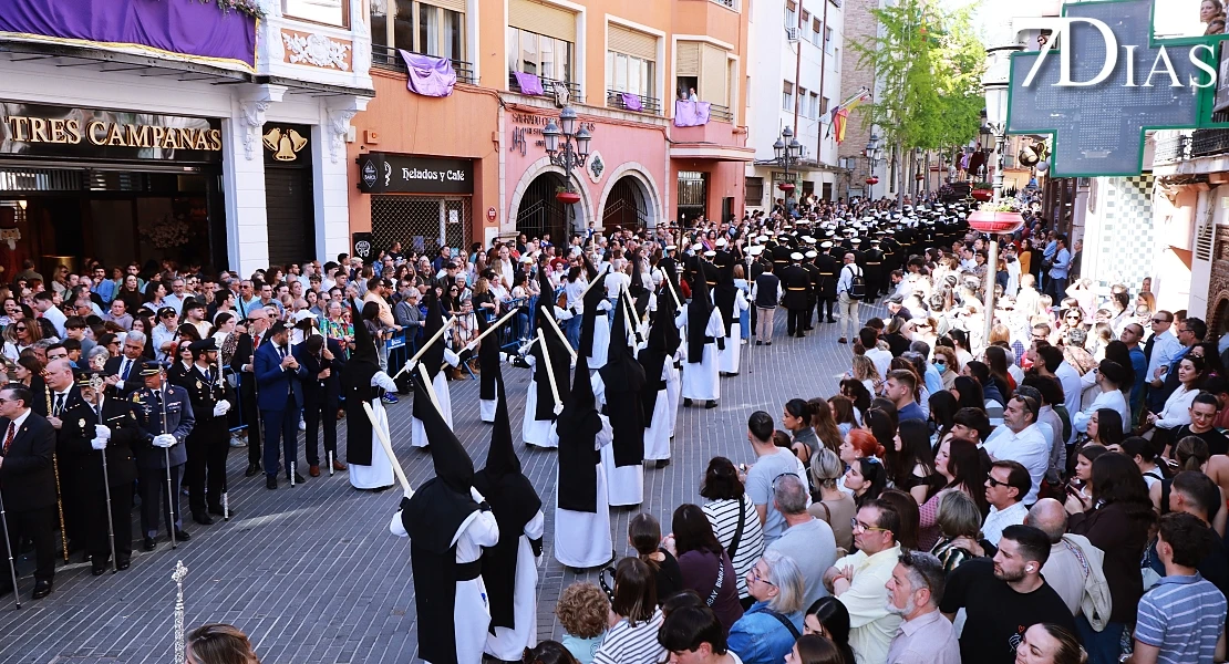 Las mejores imágenes de la salida de la Virgen de la Soledad de Badajoz