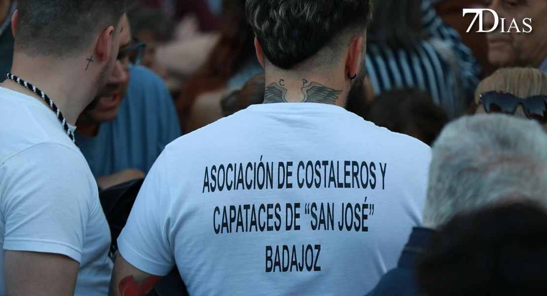 Los mejores planos de la procesión del miércoles en Badajoz: el Descendimiento y la Esperanza