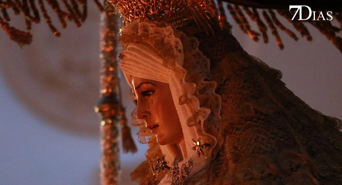 Los mejores planos de la procesión del miércoles en Badajoz: el Descendimiento y la Esperanza